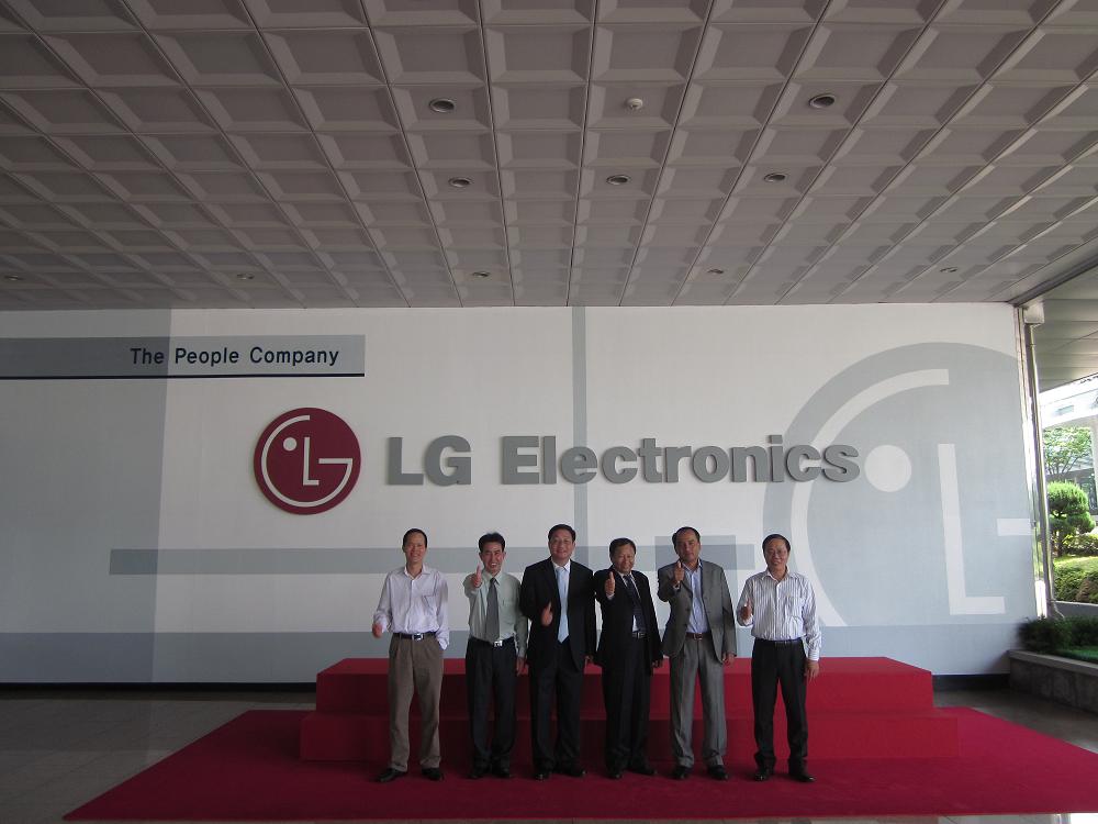 Chủ tịch công ty Quốc tế IQCT cùng đại diện Tổng cục Hải quan, Tổng cục thuế và Tổng cục Cảnh sát tới thăm và làm việc tại trụ sở Tập đoàn LG Electronics tại Hàn Quốc (8/2010)